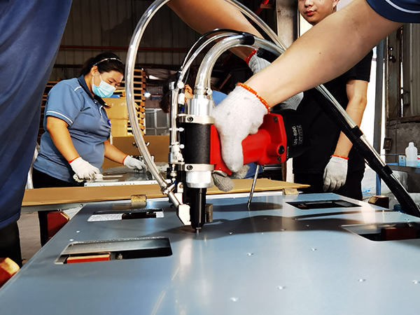 春宇電子員工使用速耐自動(dòng)拉釘機(jī)