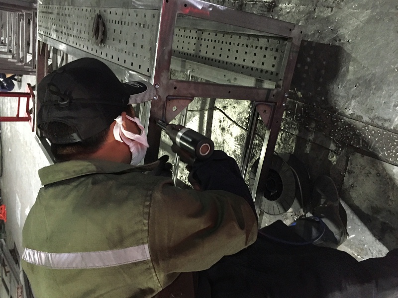 速耐的客戶(hù)在使用拉帽機(jī)箱機(jī)柜