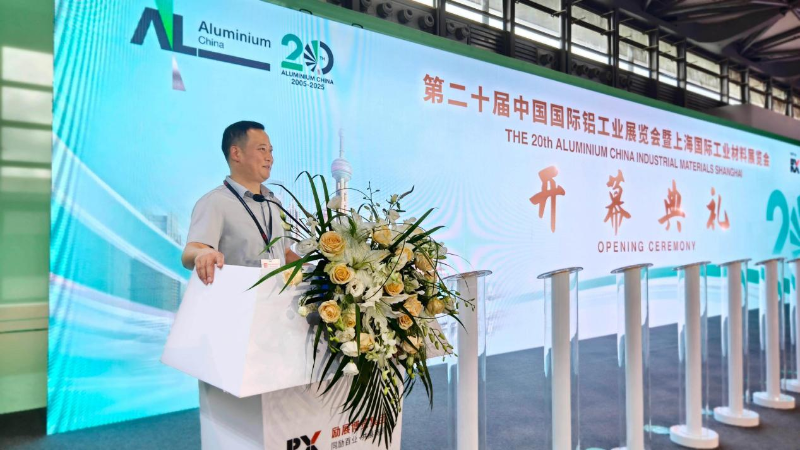 范總上臺(tái)演講